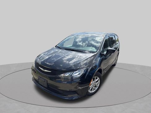 Used 2023 Chrysler Voyager LX FWD image 10