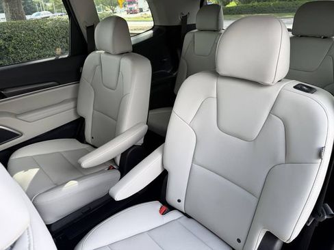 Certified 2024 Kia Telluride S w/ S Sunroof Package AWD/4WD image 26