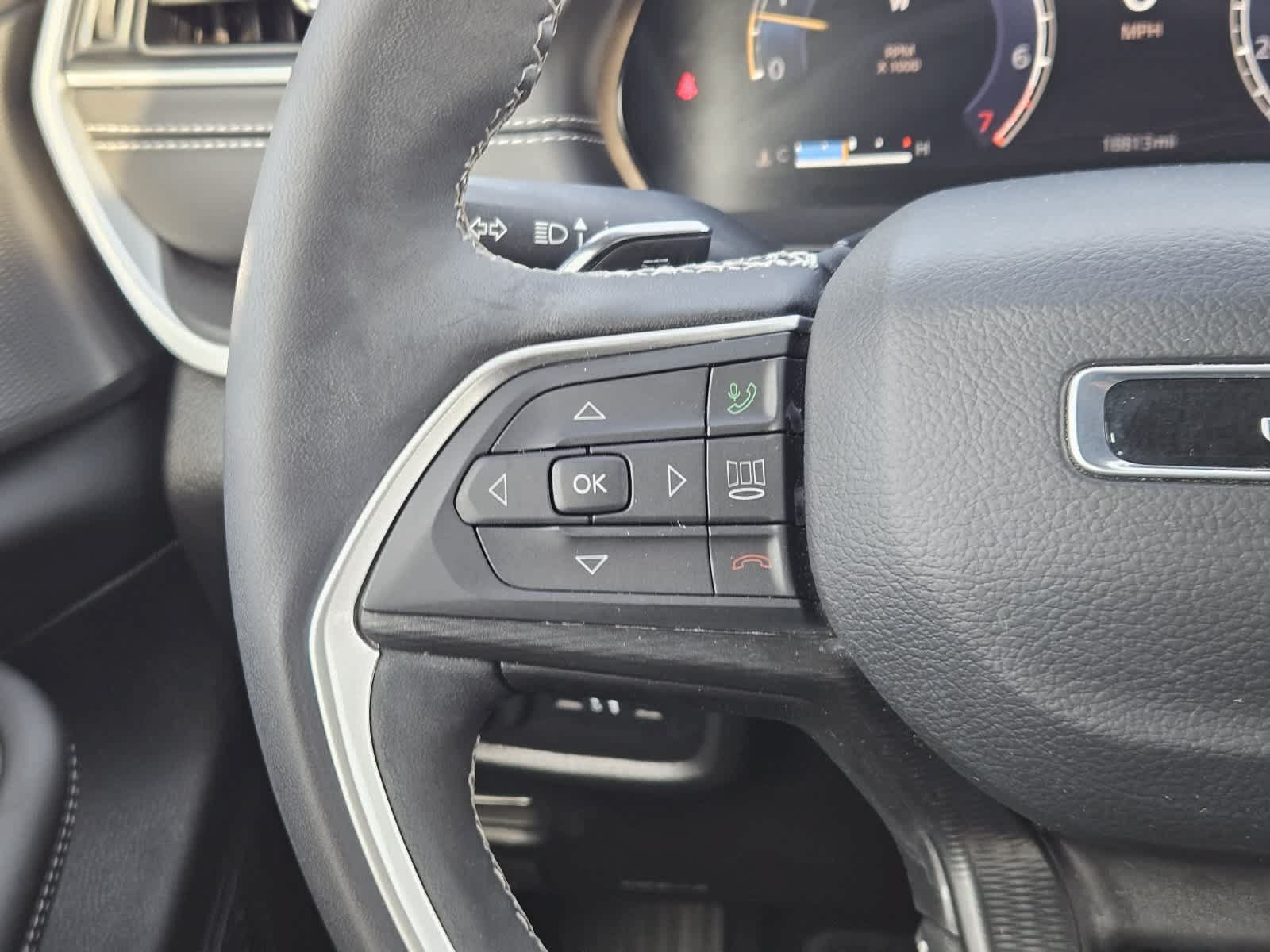 Used 2025 Jeep Grand Cherokee L Altitude RWD image 23