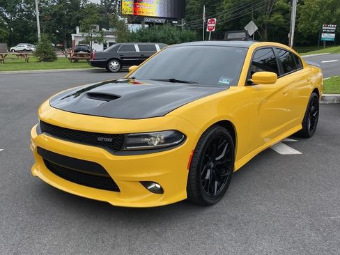 Used 2018 Dodge Charger R/T RWD image 2
