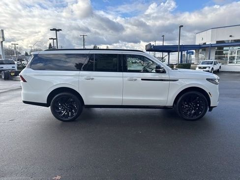 New 2026 Lincoln Navigator L Reserve w/ Jet Appearance Package image 9