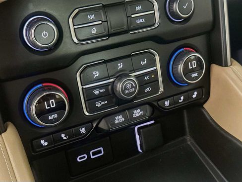 Used 2021 Chevrolet Tahoe Premier w/ Premium Package AWD/4WD image 14