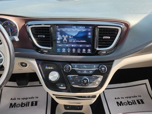 Used 2020 Chrysler Pacifica Limited FWD image 19