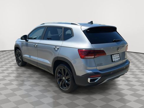 Used 2023 Volkswagen Taos SE w/ Panoramic Sunroof Package FWD image 7