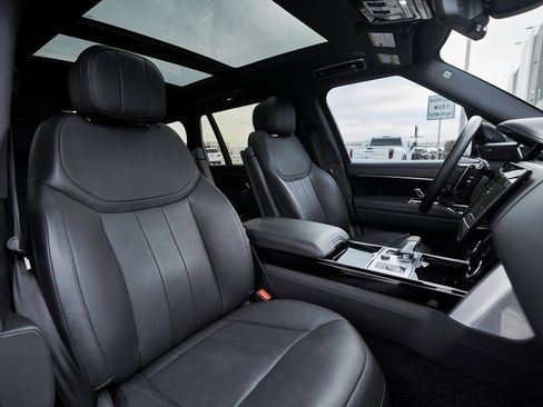 Used 2023 Land Rover Range Rover Long Wheelbase SE image 40