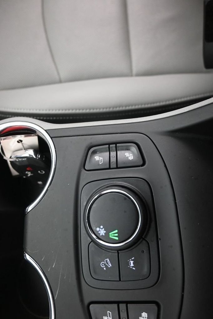 Used 2024 GMC Terrain SLT w/ Infotainment Package II FWD image 34