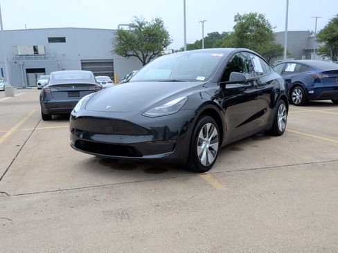 Used 2024 Tesla Model Y 2WD image 5