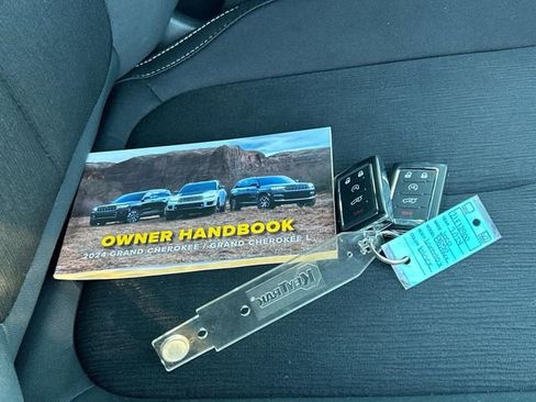 Used 2024 Jeep Grand Cherokee Laredo X w/ Luxury Tech Group I image 5