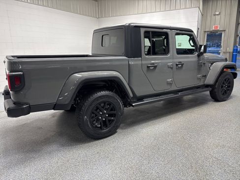 Used 2022 Jeep Gladiator Sport image 7