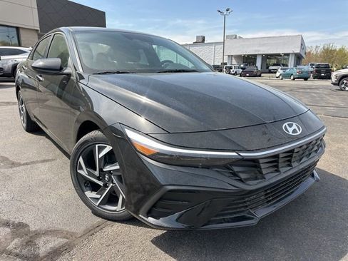 Certified 2025 Hyundai Elantra Sport FWD image 3