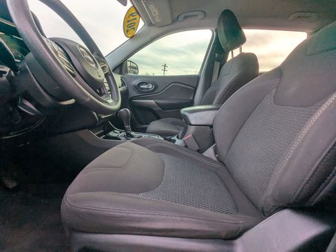 Used 2019 Jeep Cherokee Latitude w/ Popular Appearance Group image 16