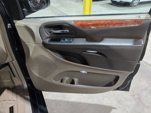 Used 2013 Chrysler Town & Country Touring image 33