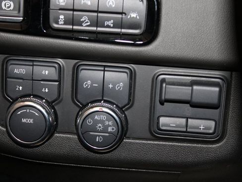 Used 2025 GMC Yukon Denali w/ Advanced Technology Package image 43