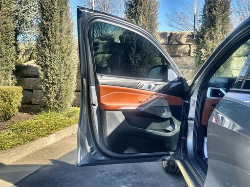 Used 2023 BMW X7 M60i w/ Executive Package image 17