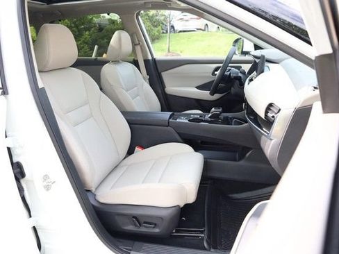 Certified 2025 Nissan Rogue SL w/ Tech Package FWD image 29