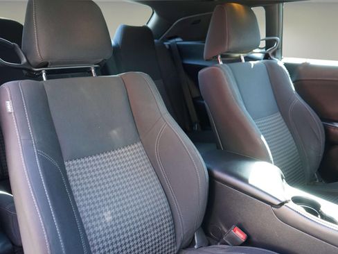 Used 2015 Dodge Challenger SXT image 16
