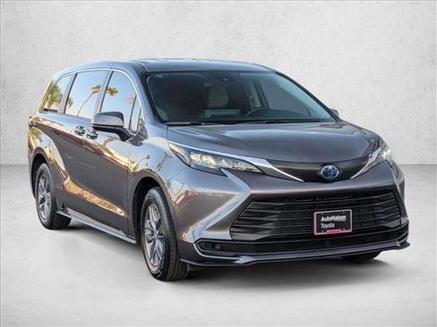Used 2024 Toyota Sienna LE FWD image 3