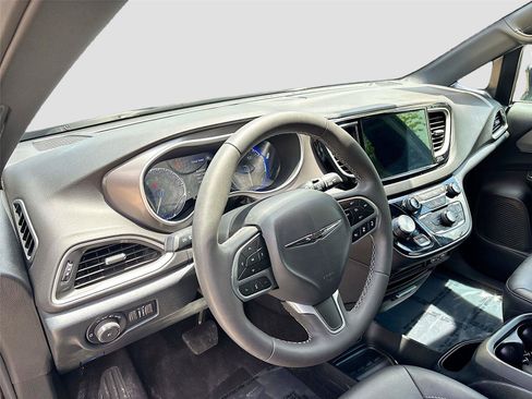 Used 2025 Chrysler Pacifica Select FWD image 9