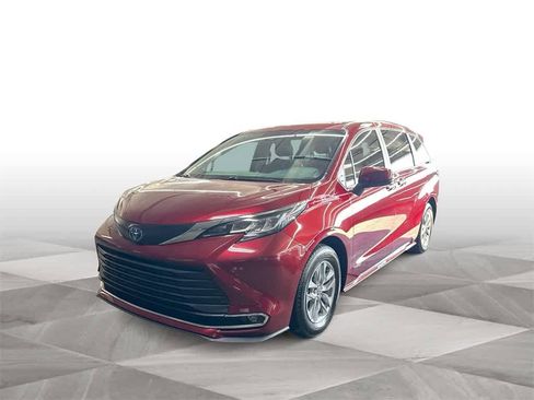 Used 2022 Toyota Sienna XLE w/ XLE Plus Package image 4