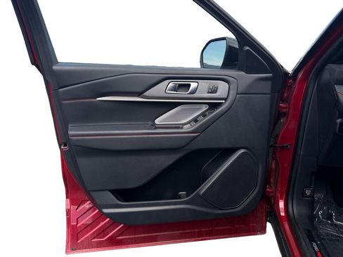Used 2025 Ford Explorer ST image 17