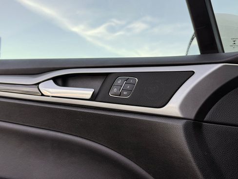 Used 2018 Ford Fusion SE w/ Equipment Group 602A FWD image 15