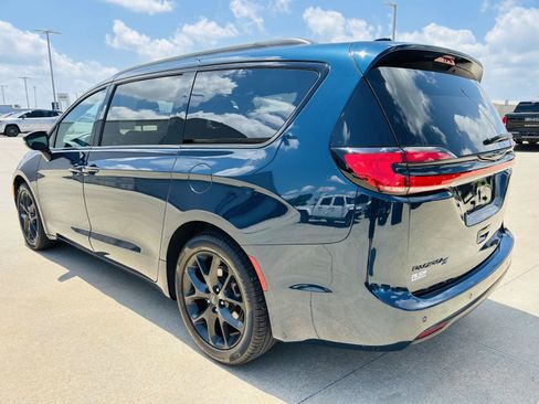 Used 2023 Chrysler Pacifica Touring-L w/ S Appearance Package FWD image 37