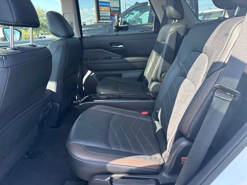 Used 2025 Nissan Pathfinder Platinum FWD image 30