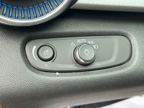 Used 2025 Chevrolet Trax LT FWD image 24