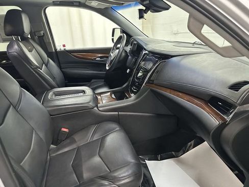 Used 2018 Cadillac Escalade Luxury image 18