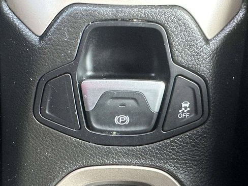 Used 2016 Jeep Renegade Latitude AWD/4WD image 34