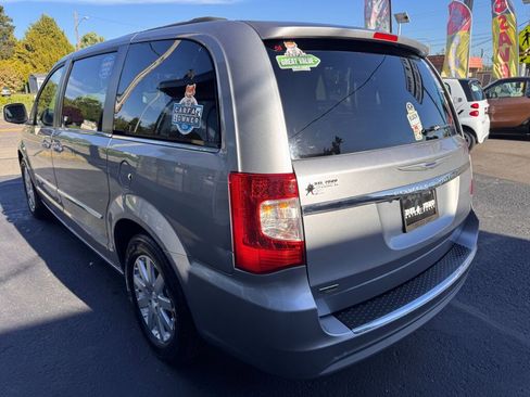 Used 2015 Chrysler Town & Country Touring FWD image 8