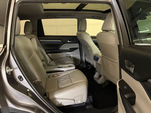 Used 2018 Toyota Highlander Limited Platinum AWD/4WD image 34