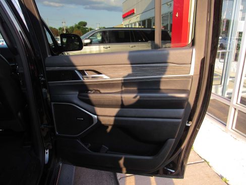 Used 2024 Jeep Wagoneer L Series II w/ Flexible Seating Group AWD/4WD image 12