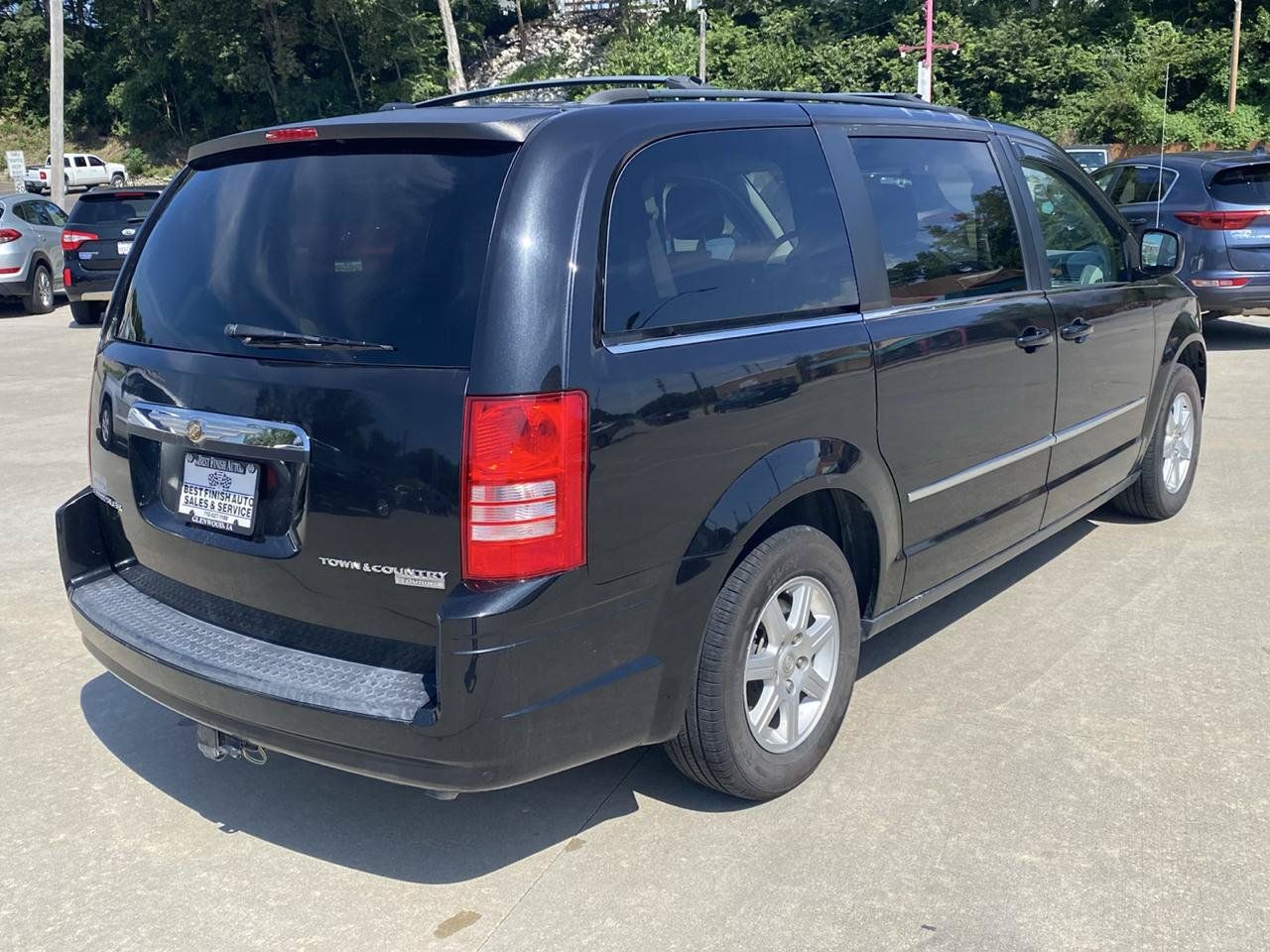 Used 2010 Chrysler Town & Country Touring w/ Family Value Group FWD image 6