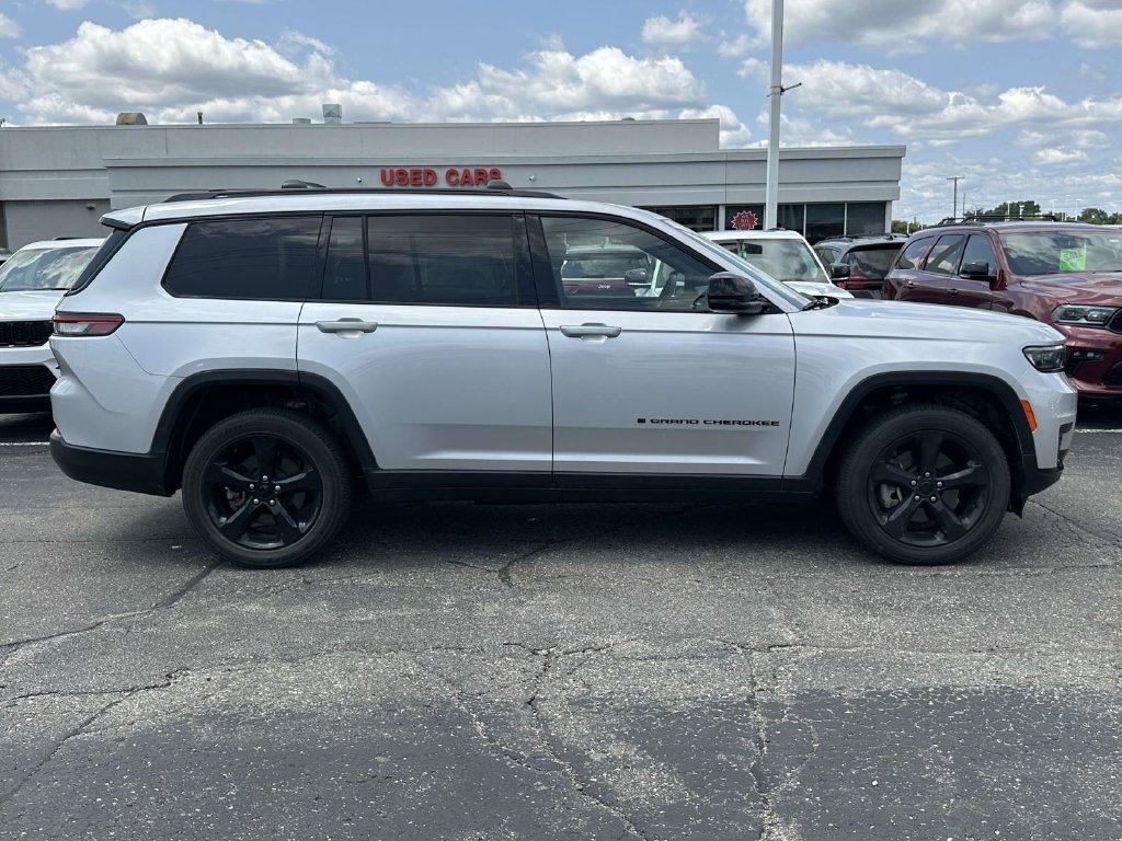 Used 2023 Jeep Grand Cherokee L Laredo AWD/4WD image 2