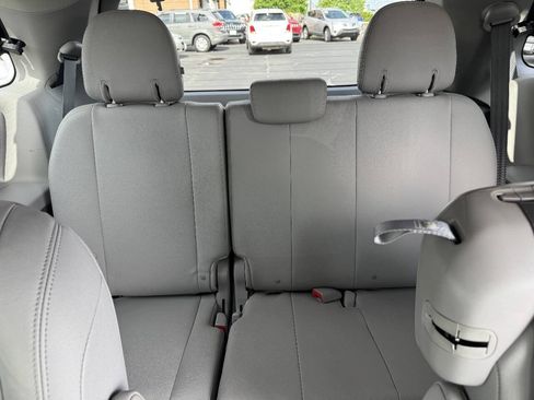 Used 2017 Toyota Sienna FWD image 11