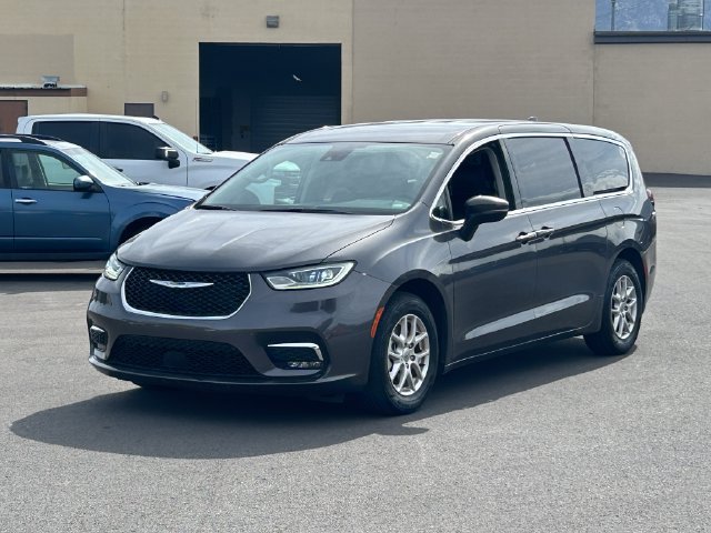 Used 2023 Chrysler Pacifica Touring-L FWD image 8