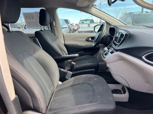 Used 2018 Chrysler Pacifica LX FWD image 11