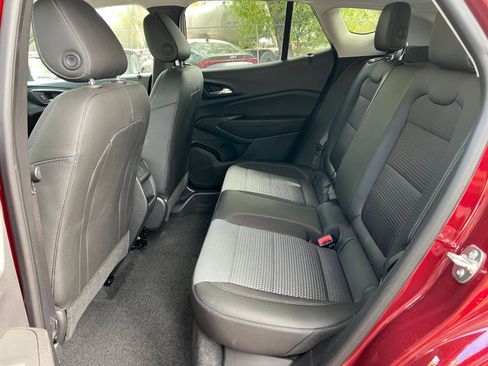 Used 2025 Chevrolet Trax LT image 36