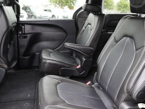 Used 2025 Chrysler Pacifica Select FWD image 18