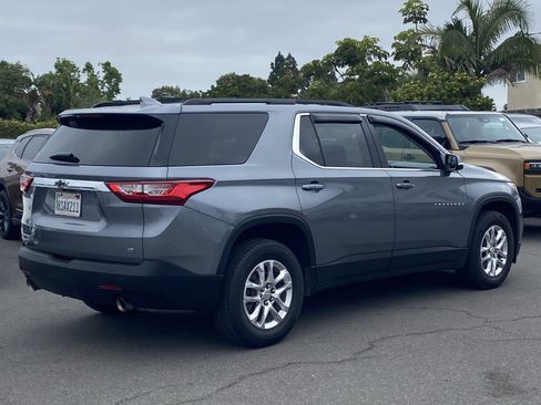 Used 2020 Chevrolet Traverse LT w/ Driver Confidence II Package FWD image 3