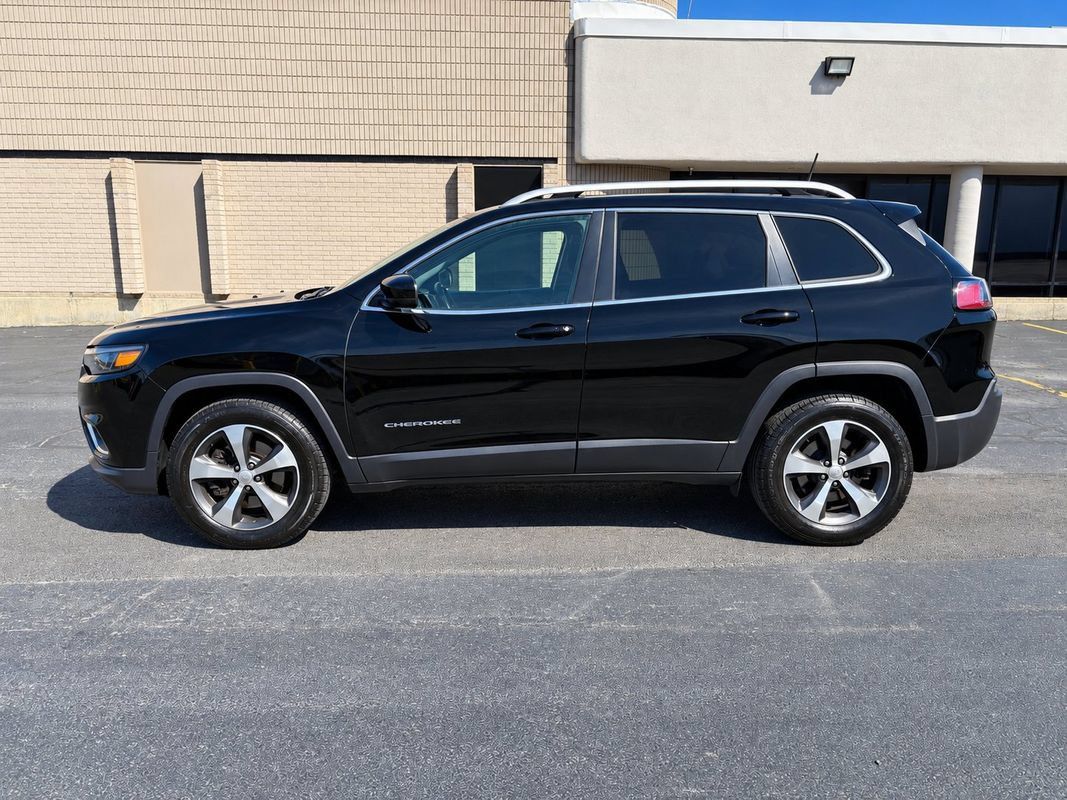 Used 2019 Jeep Cherokee Limited AWD/4WD image 2