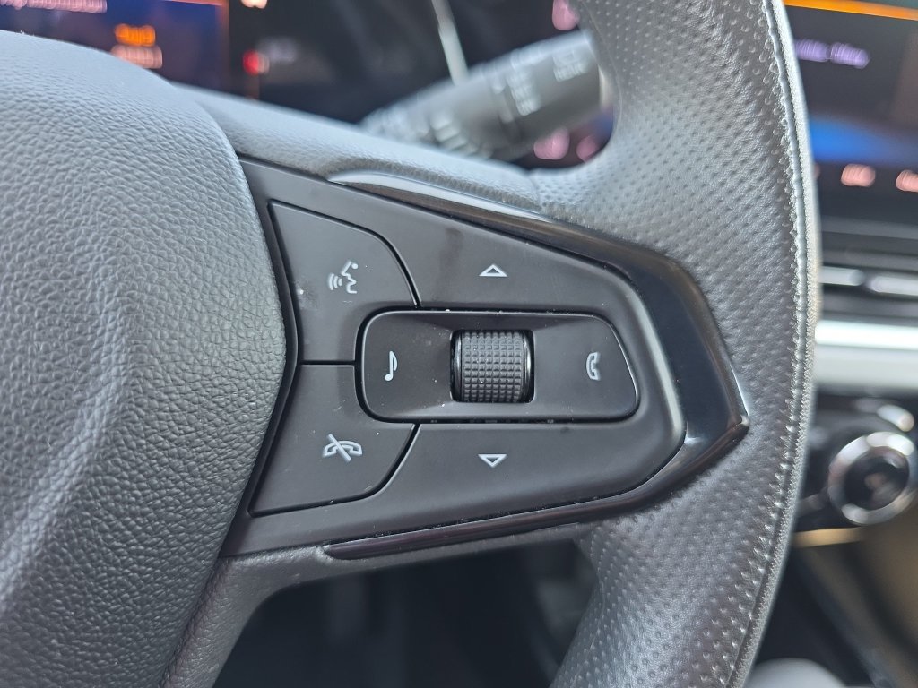 Used 2025 Chevrolet Trax LT FWD image 20