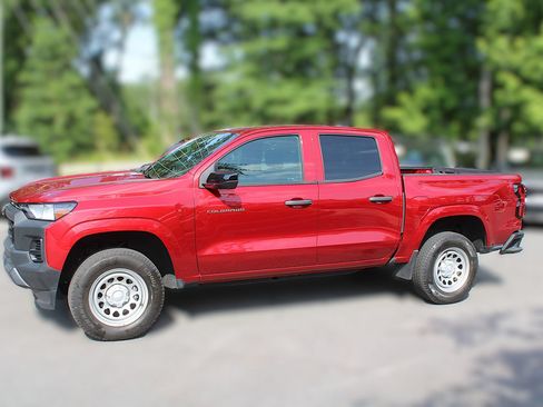 Used 2024 Chevrolet Colorado W/T w/ Technology Package RWD image 4