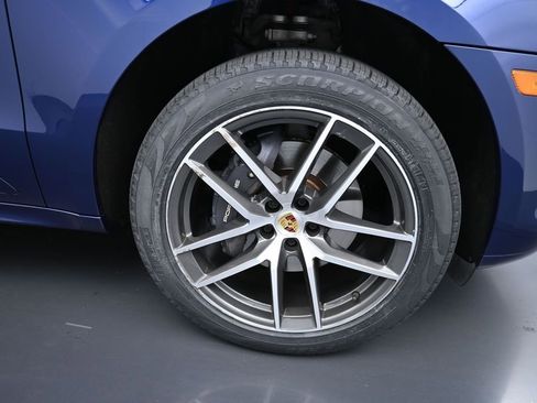 Certified 2024 Porsche Macan AWD/4WD image 31