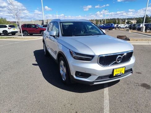 Used 2019 Volvo XC40 T5 Momentum image 1