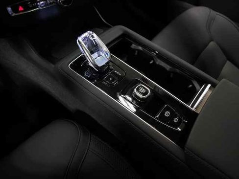 Certified 2025 Volvo XC90 B6 Plus image 32