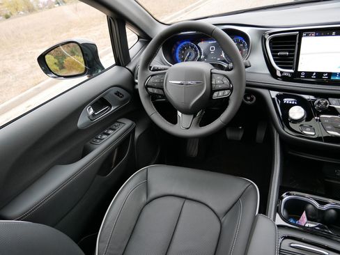 New 2026 Chrysler Pacifica Limited w/ S Appearance Package image 9