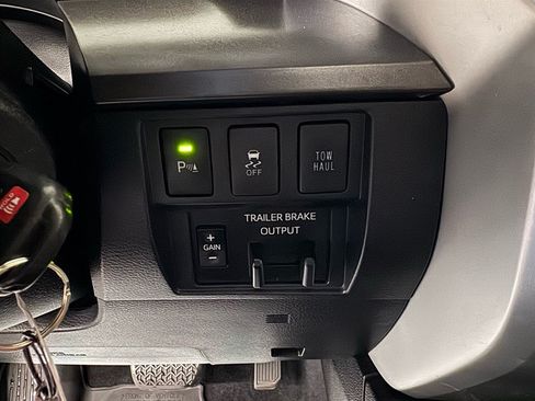 Used 2019 Toyota Tundra SR5 w/ Convenience Package AWD/4WD image 16