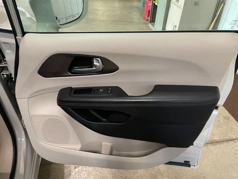 Used 2017 Chrysler Pacifica Touring-L w/ Tire & Wheel Group FWD image 23